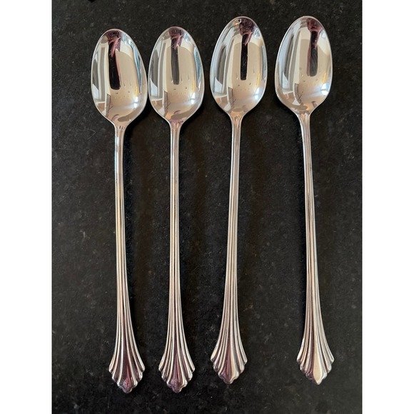 Oneida USA Stainless Bancroft Flatwareset of four tea spoons